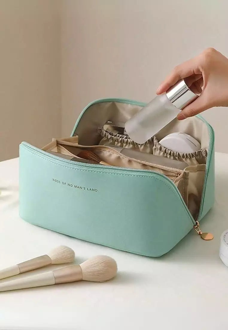 Neceser de maquillaje y artículos de aseo para uso diario