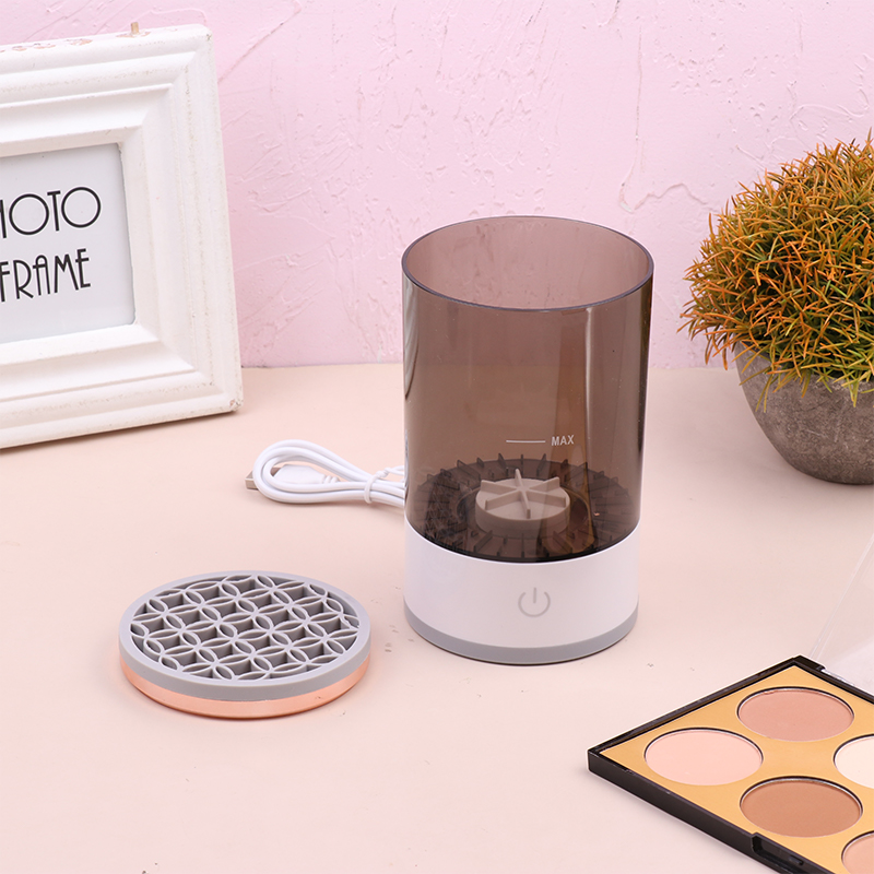 Limpiador eléctrico de brochas de maquillaje — Blanco